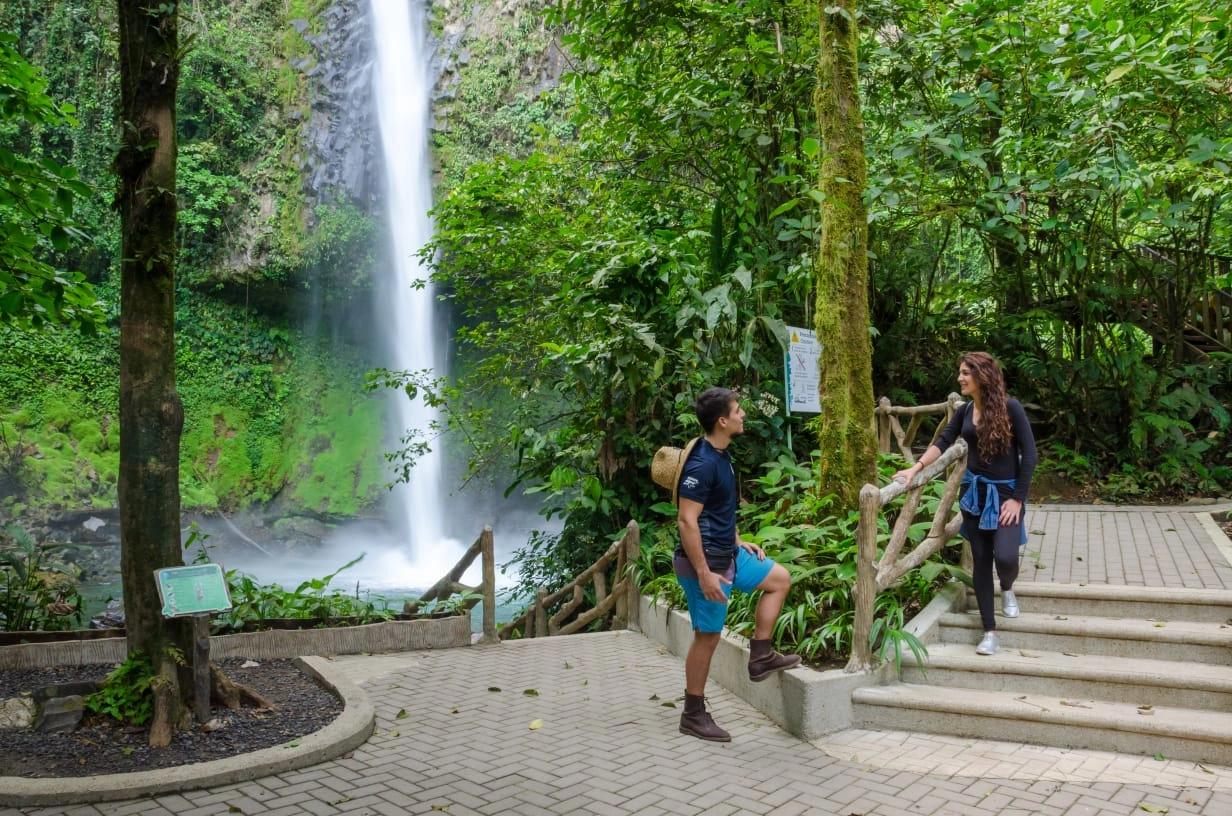 Nature Lover Combo 1 (Puentes Colgantes + Catarata de La Fortuna + Almuerzo + Caminata al Volcán Arenal)
